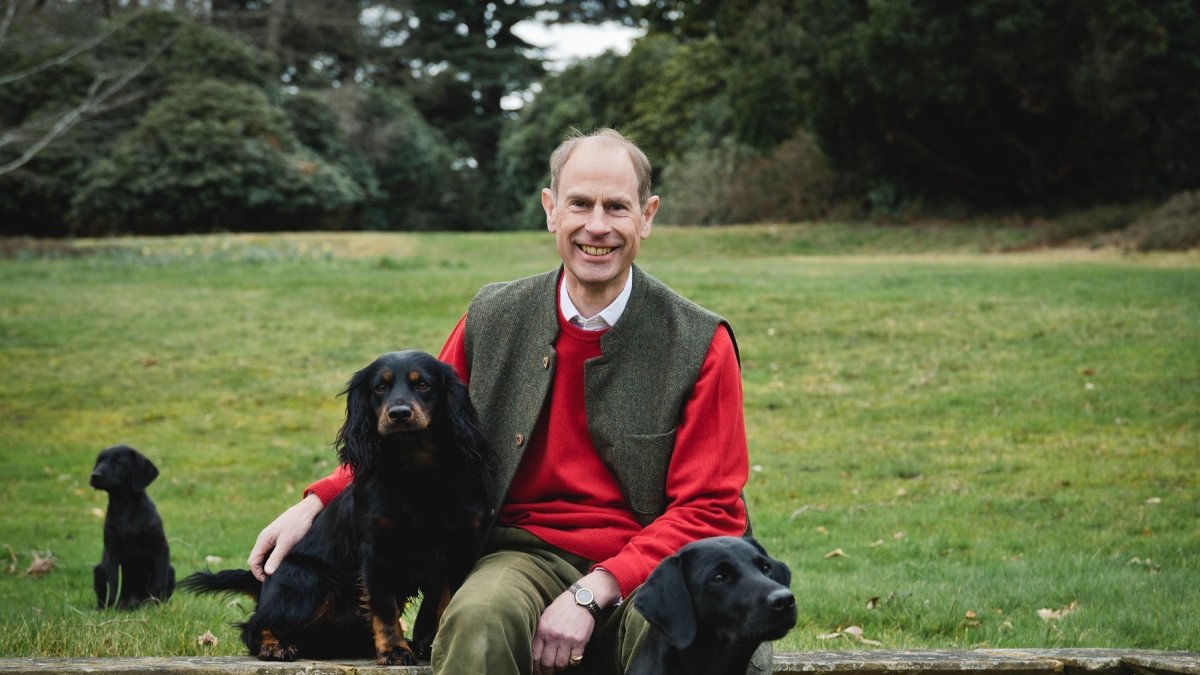 Con motivo de sus 60 años se publicaron cuatro fotos tomadas por Chris Jelf en las que aparece con sus sus perros Teal (labrador), Mole (cocker spaniel) y Teasel (cachorro de labrador).