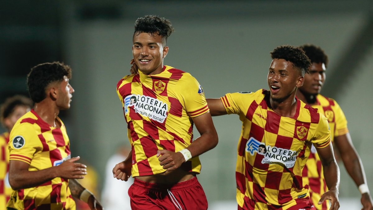 Christopher Zambrano (c) marcó un doblete en la victoria sobre Defensor Sporting.