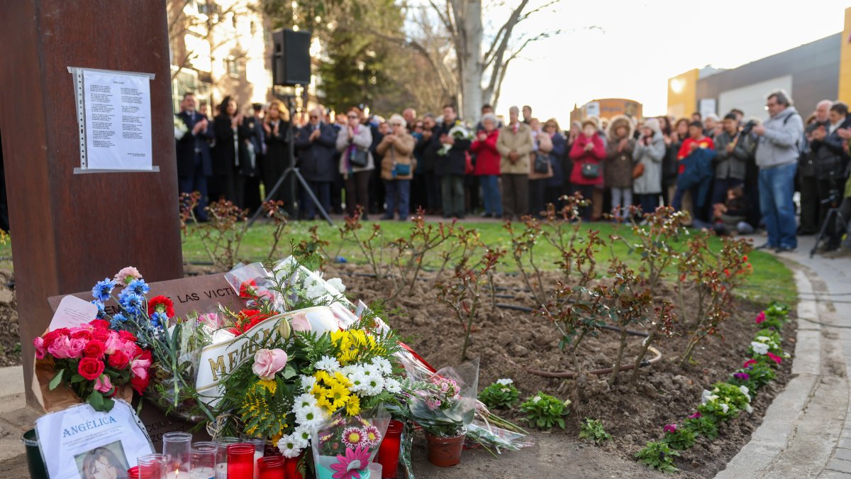 Varias personas participan en el acto en recuerdo de las víctimas de los atentados del 11 de marzo de 2004 organizado por la Asociación 11M Afectados del Terrorismo