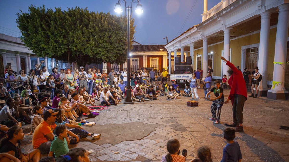 Archivo. Un artista que se presenta durante un festival de arte callejero.