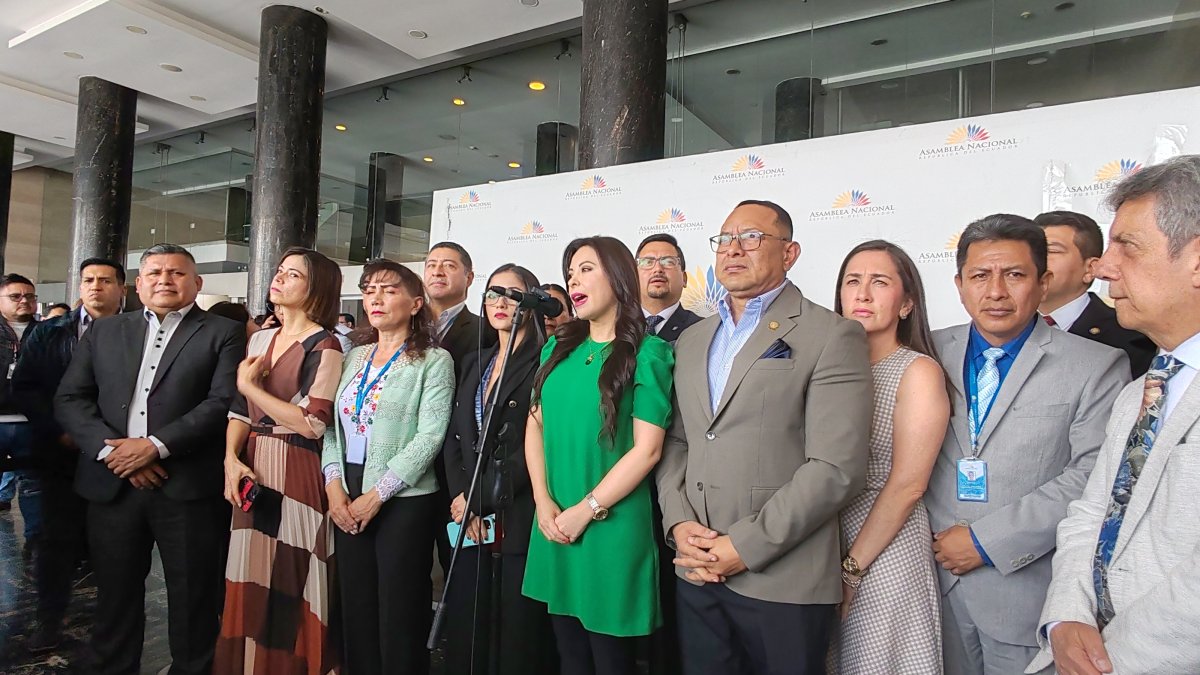 Pamela Aguirre hablando ante la prensa.