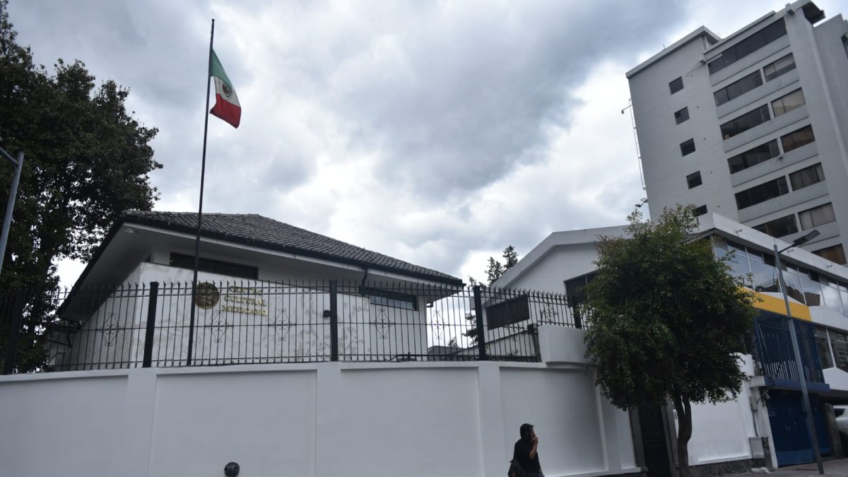 En los exteriores de la Embajada de México en Quito se encontraban siete efectivos preventivos, tres de Mantenimiento del Orden y personal de Inteligencia.