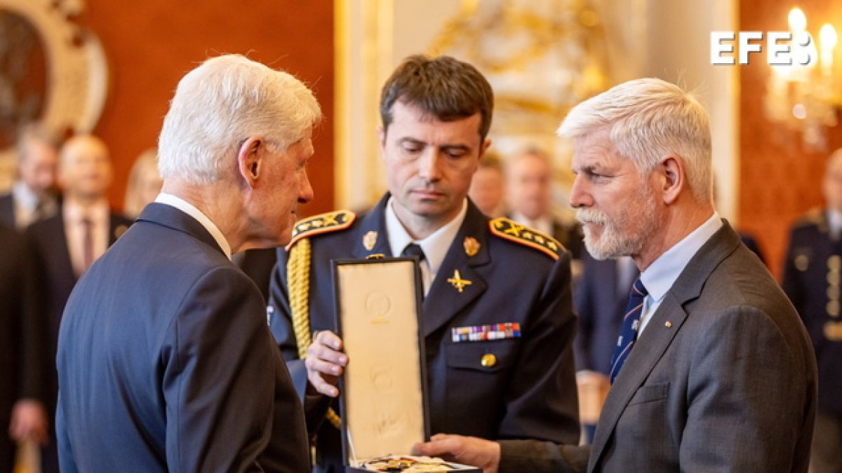 El ex presidente estadounidense Bill Clinton (izquierda) recibe la condecoración estatal, la Orden del T.G. Masaryk