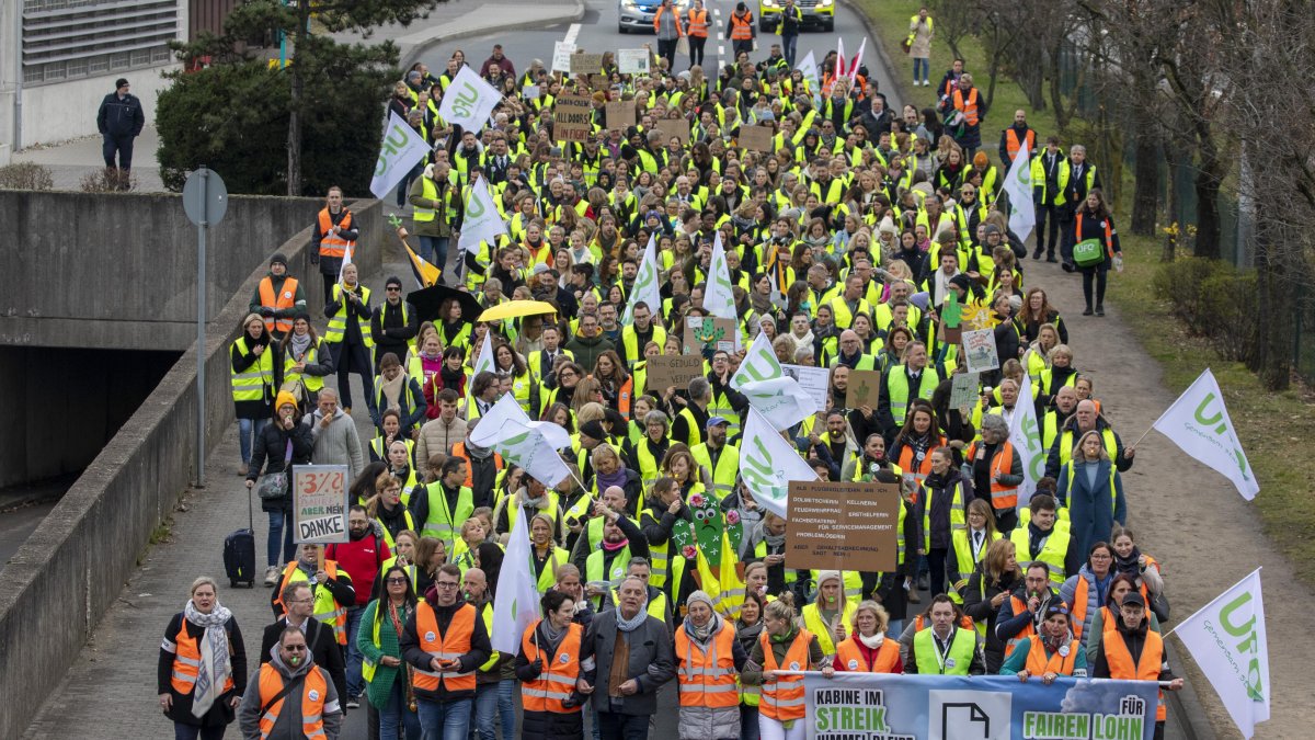 Varios centenares de miembros del personal de tierra, de seguridad y de cabina de Lufthansa en huelga se manifiestan en los alrededores del aeropuerto de Fráncfort