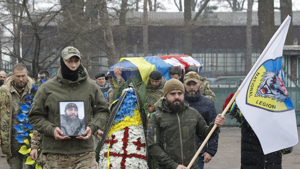 Parientes y amigos participan en Kiev del funeral de milicianos que integraban la legión georgiana.