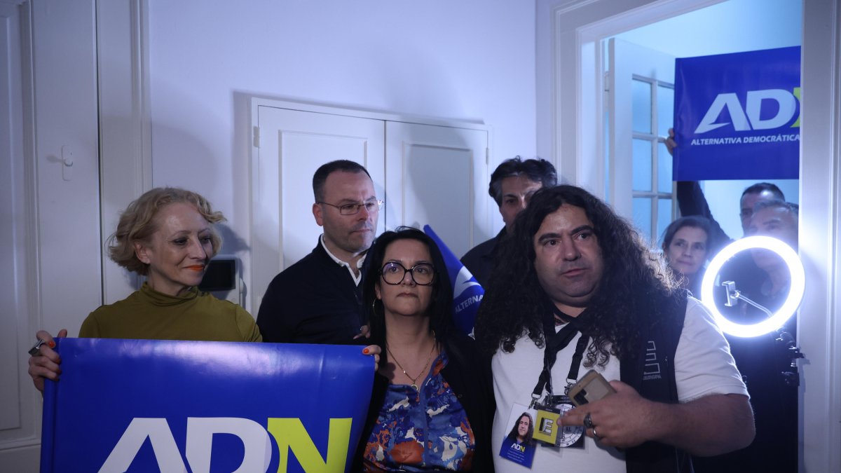 Miembros de la Alternativa Democrática Nacional (ADN), mientras esperaban los primeros resultados de las elecciones del domingo 10 de marzo.