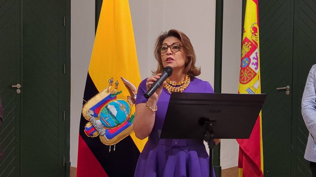 Andrade tiene estudios en Auditoría. Fue concejal y vicealcaldesa de Quito; además de asambleísta.