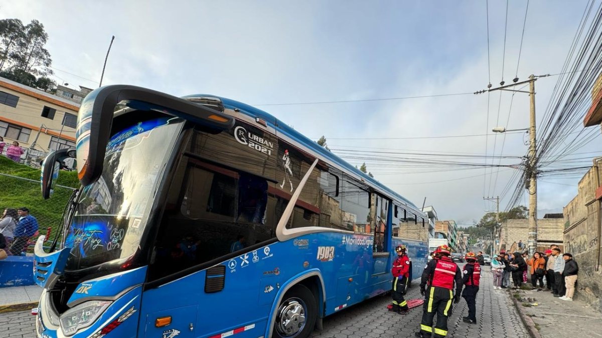 Socorristas del Cuerpo de Bomberos de Quito llegaron al lugar para atender la emergencia.