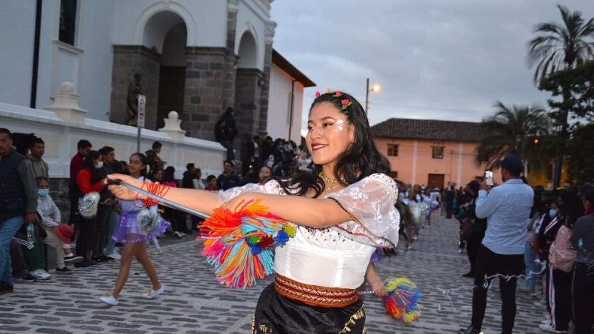 Grupos de danza participarán en el desfile.