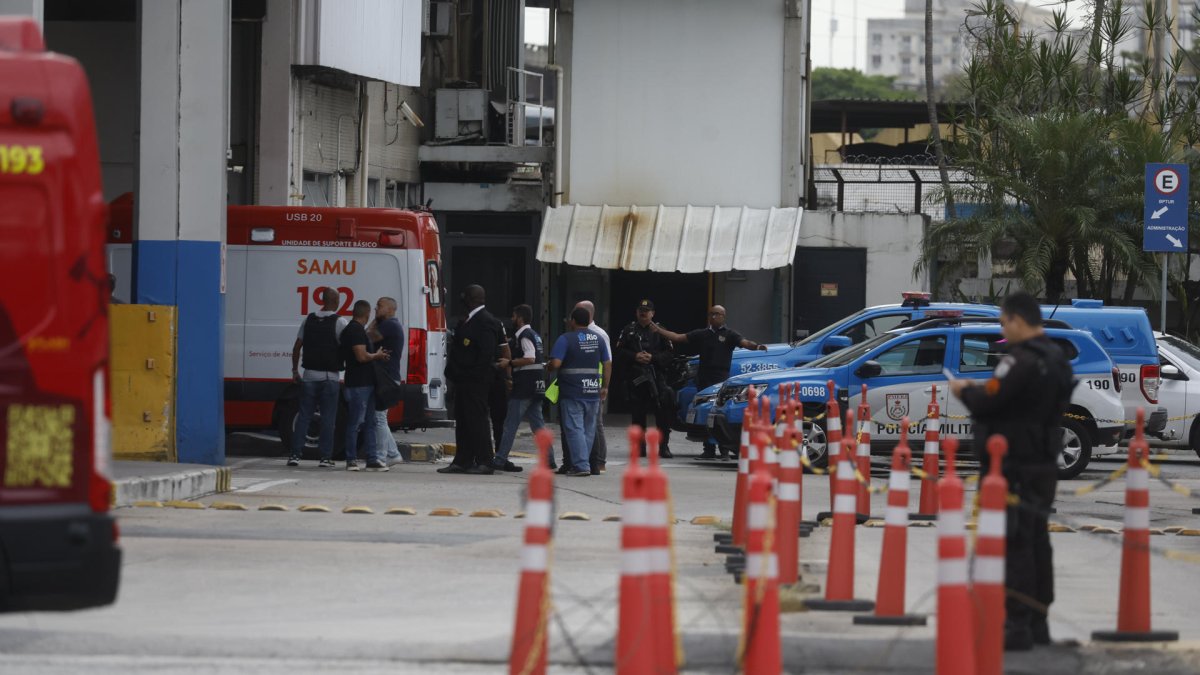 Fotografía de policías y una ambulancia a la entrada de la principal terminal de Río de Janeiro Rodoviária do Río.