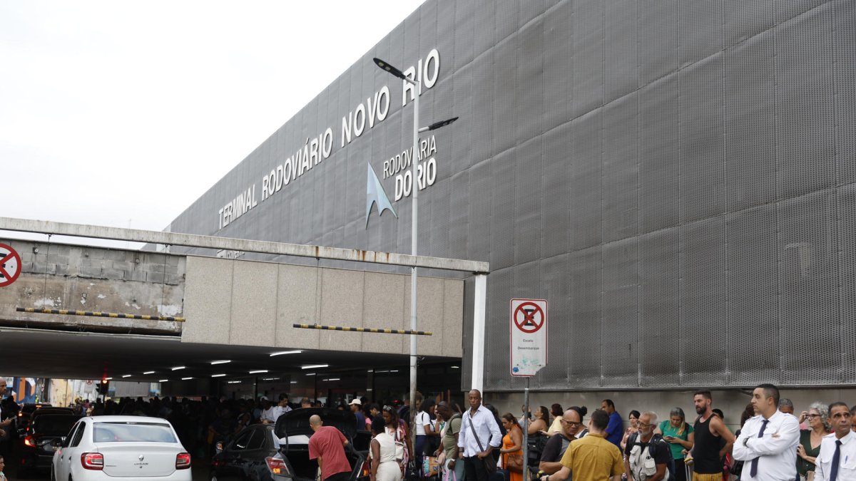 Fotografía de personas a la entrada de la principal terminal de Río de Janeiro Rodoviária do Río.