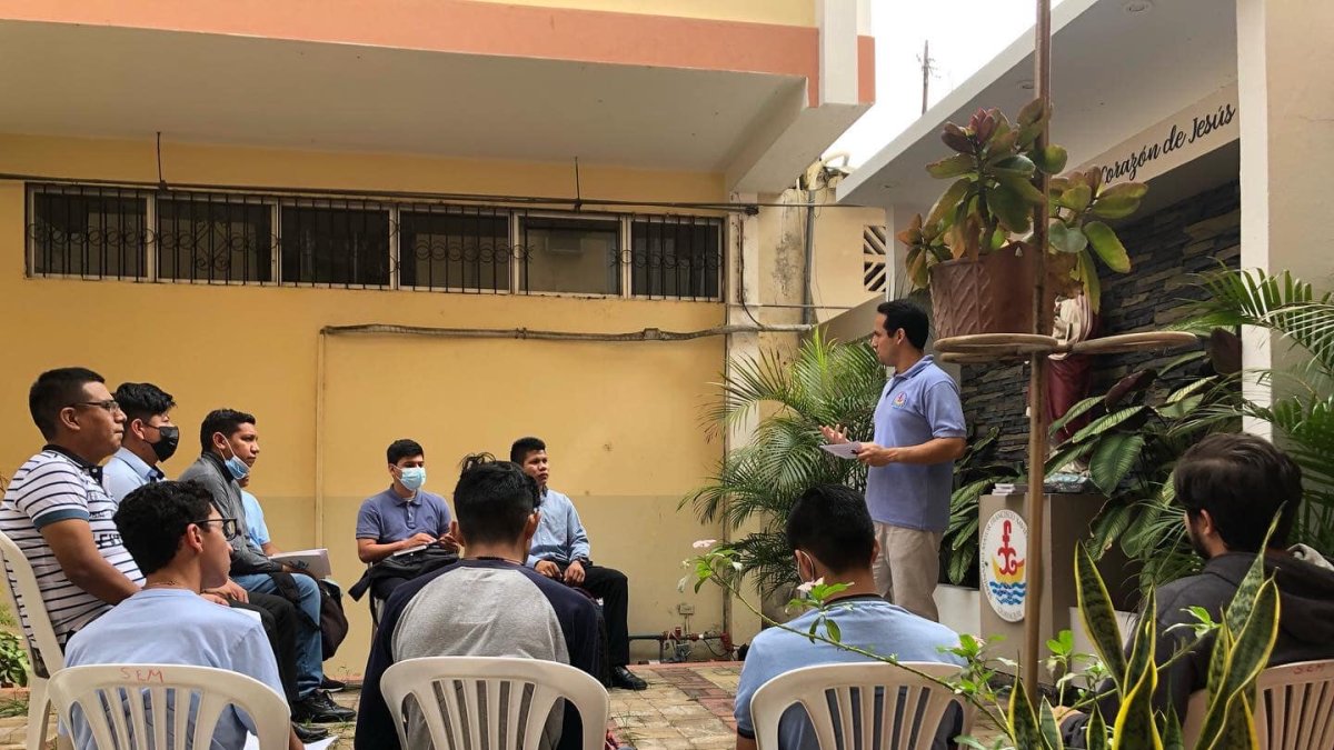Seminario. Los jóvenes reciben clases de filosofía, teología; practican deportes y rezan