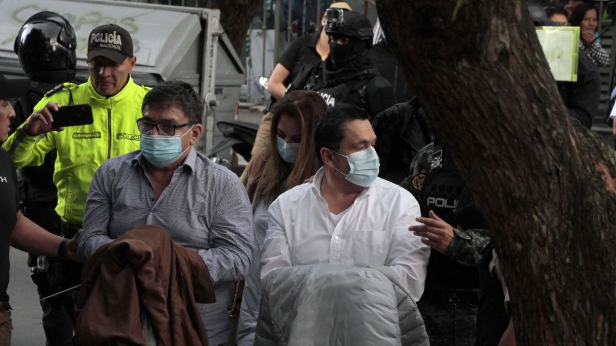 Mayra Salazar eran el nexo entre Pablo Muentes (de blanco) y otros jueces de la Corte Provincial del Guayas, indica la Fiscalía.