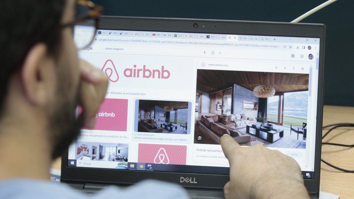 Plataforma.- Una persona busca alojamiento en Airbnb.