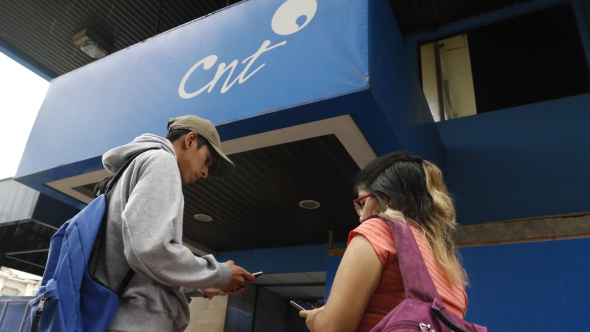 Sueldos de funcionarios de empresas públicas, como CNT, superan al salario del presidente Daniel Noboa.