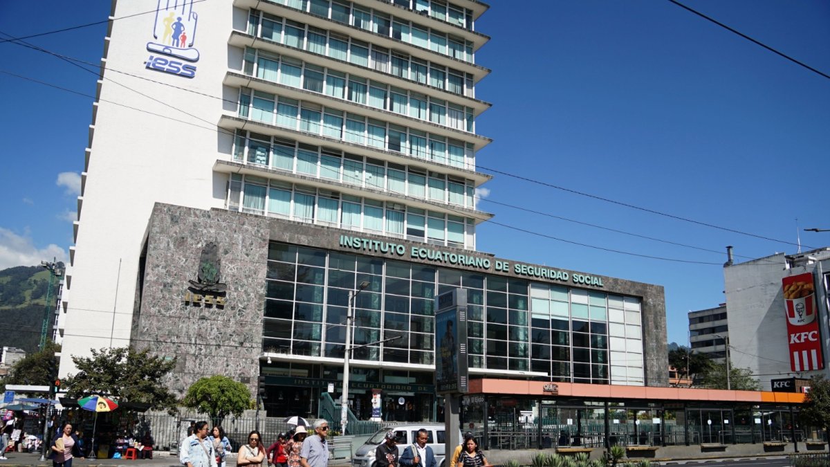 Fachada de la sede del Instituto Ecuatoriano de la Seguridad Social (IESS), en la ciudad de Quito.