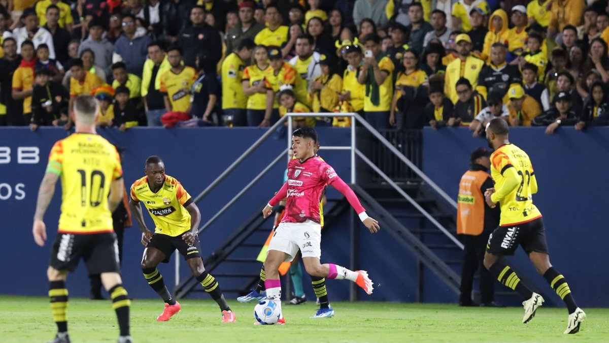 Kendry Páez (c) se ha consolidado como parte de la oncena titular en Independiente del Valle, equipo del que se proyectó a la Tricolor y al Chelsea inglés.