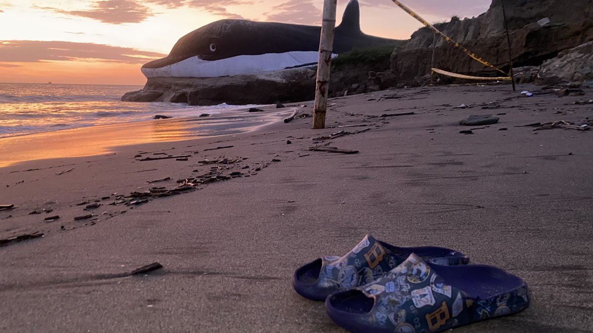 Tragedia. Las zapatillas de Matías, uno de los menores que fallecieron en playa Delfín, quedaron en la playa.