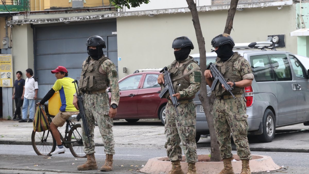Militares custodiando calles de Guayaquil.