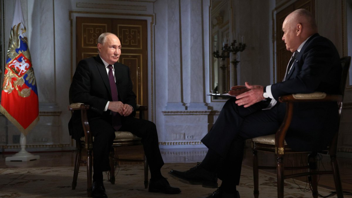 El presidente de Rusia, Vladímir Putin, durante una entrevista con la televisión estatal, el 11 de marzo.