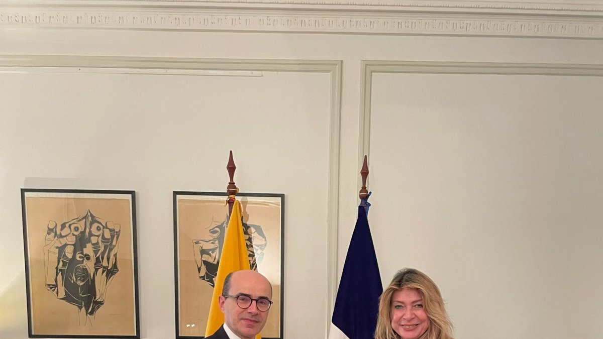 La embajadora Baki presentó sus cartas credenciales al Director Adjunto del Protocolo de Estado, Mathieu Carmona.