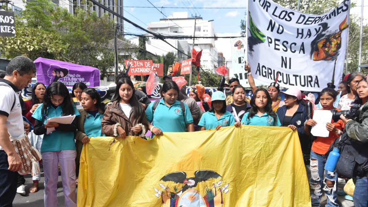 Siete de las nueve niñas que demandaron al Estado en el caso mecheros llegaron a Qutio para el plantón.