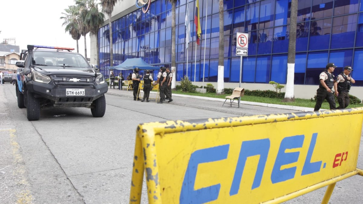 Exteriores de las oficinas de CNEL, situada en La Garzota.