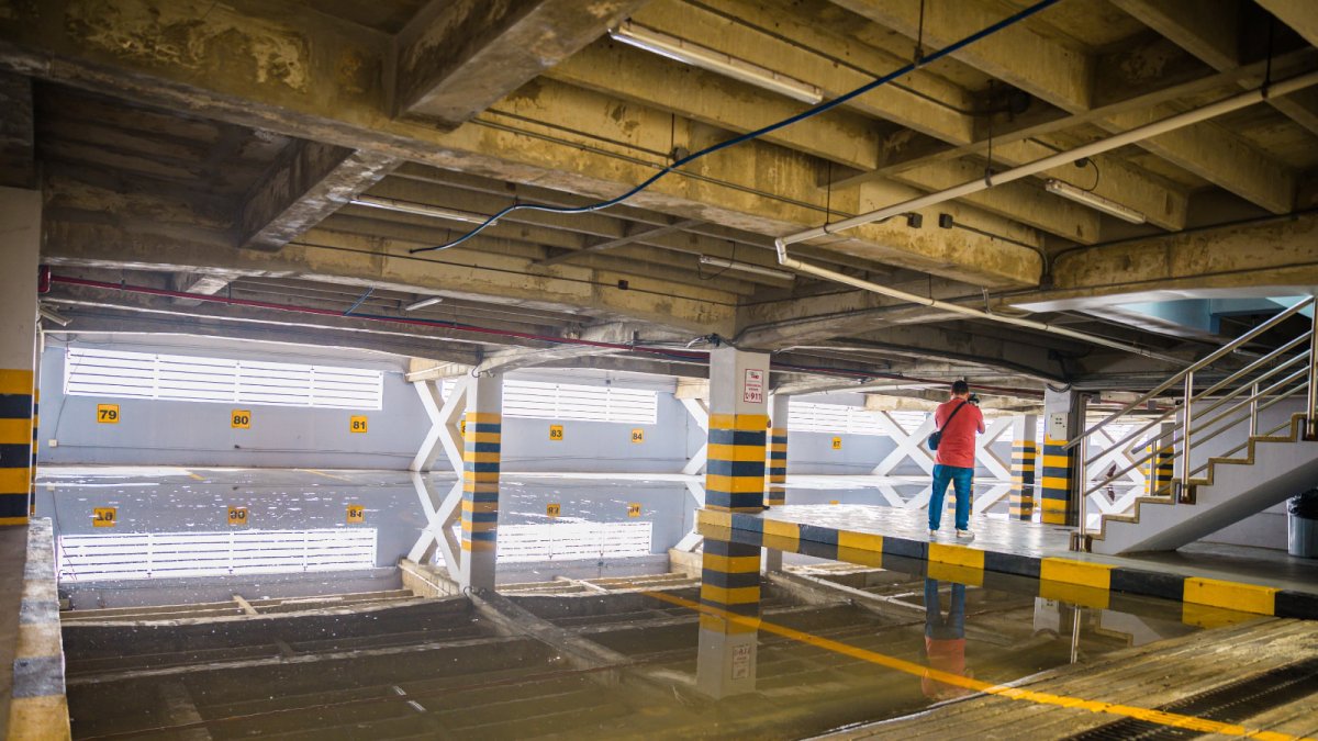 El interior del parqueo quedó inundado