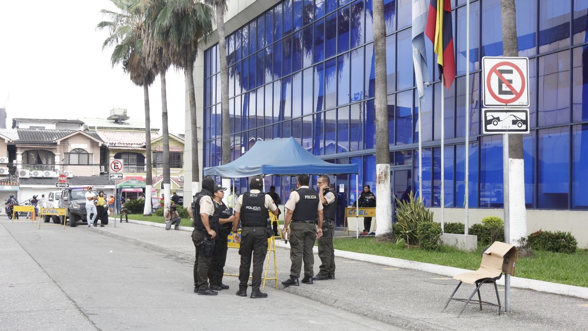 Una balacera se registró en los exteriores del edificio de CNEL en La Garzota, la mañana de este miércoles 13 de marzo.