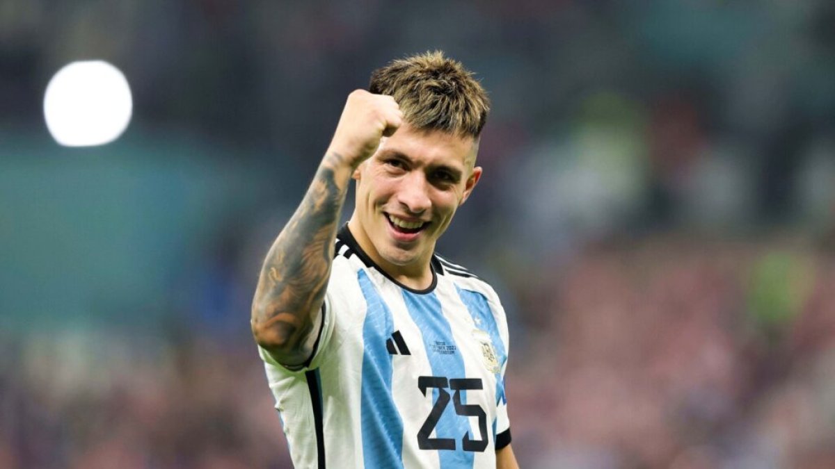 El defensor Lisandro Martínez fue llamado por Lionel Scaloni a la selección de Argentina pese a su lesión