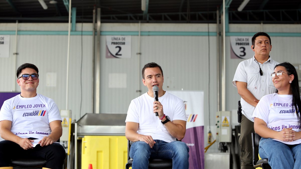 Presidente de la República, Daniel Noboa Azin, en su visita a los colaboradores de la empresa Santa Priscila, ubicada en Daule.