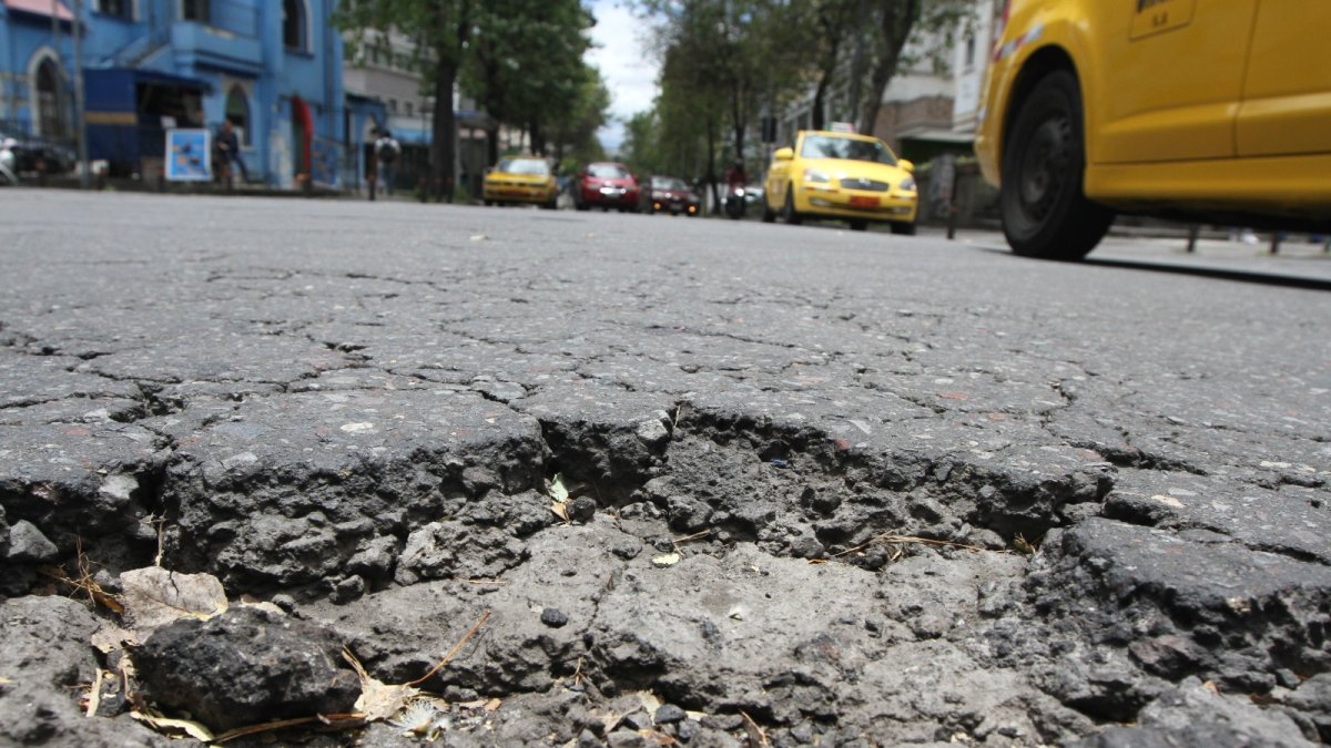 Pese a la falta de lluvias, los baches se pueden ver por toda la ciudad. La Epmmop indicó que 18 cuadrillas trabajan a diario en rellenarlos.