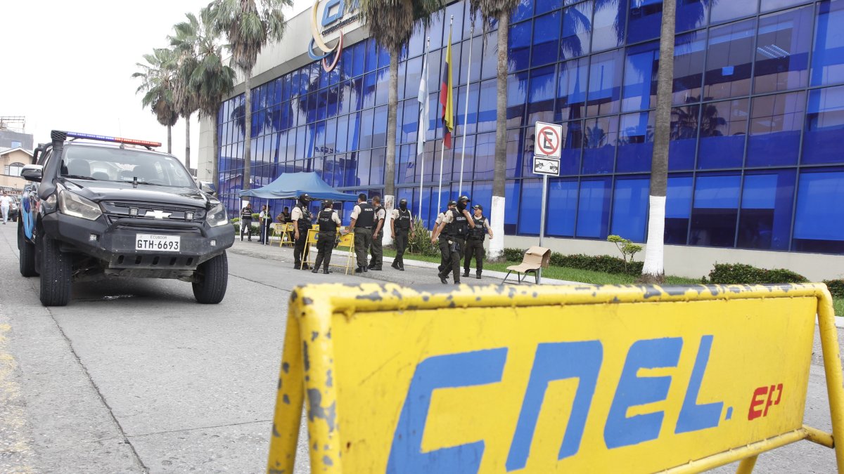 Hecho. Policías acudieron al sitio para levantar el cadáver, que se encontraba fuera de una de las puertas de ingreso de la dependencia pública, en La Garzota
