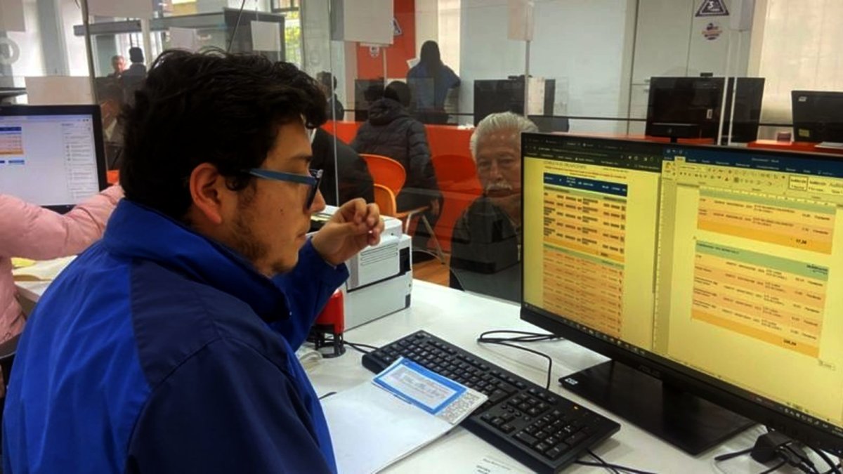 Solicitud. El formulario lo puede entregar en los balcones de servicio.