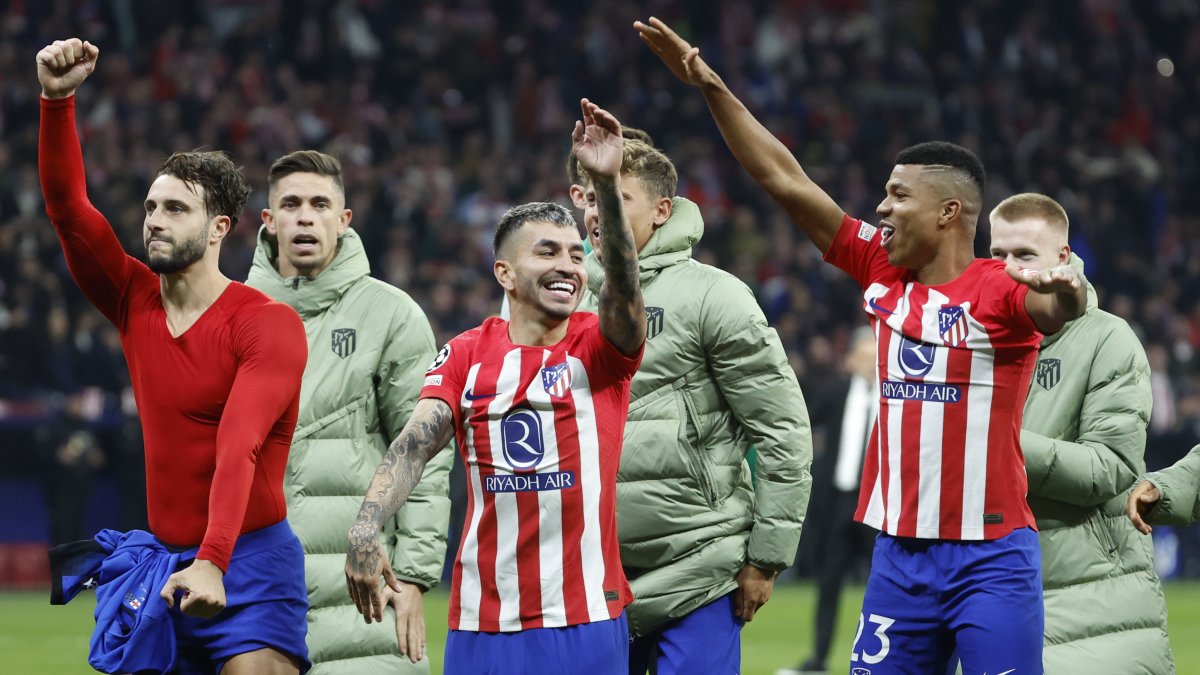 Ángel Correa (c) celebra con sus compañeros el pase a la siguiente ronda.