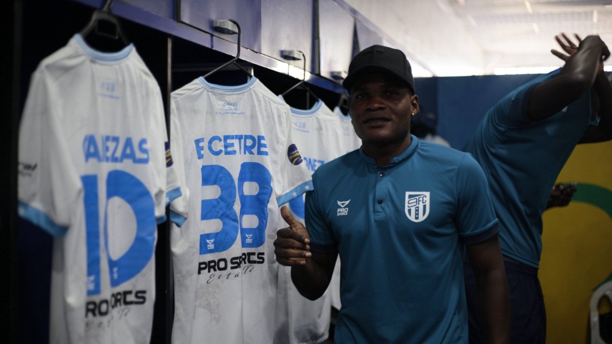 Eder Cetre, jugador de 9 de Octubre en el camerino del estadio Alejandro Ponce Noboa