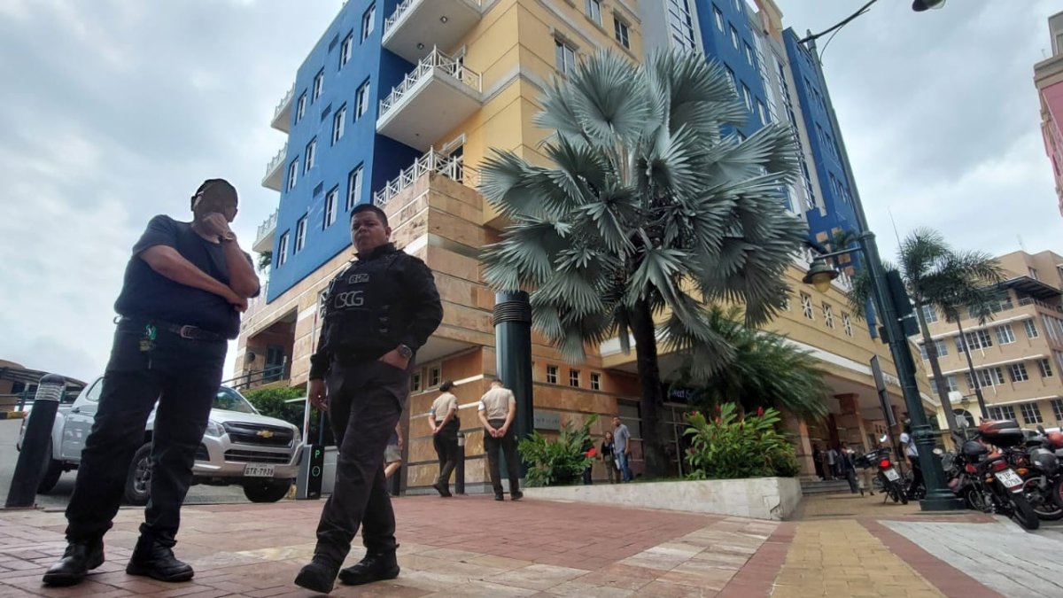 Técnicos se desplazaron hacia la edificación para hacer revisiones y se evacuó a quienes laboran allí.