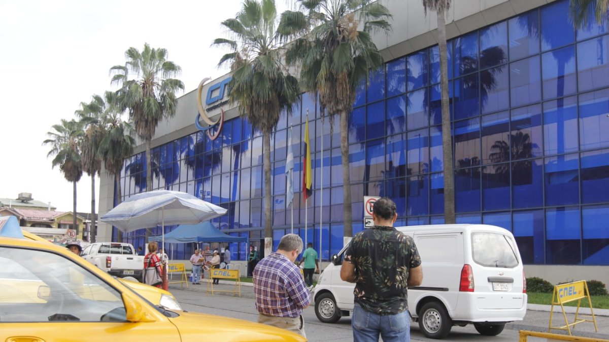 Este jueves, los guardias de seguridad revisaban las mochilas a quienes iban a ingresar.