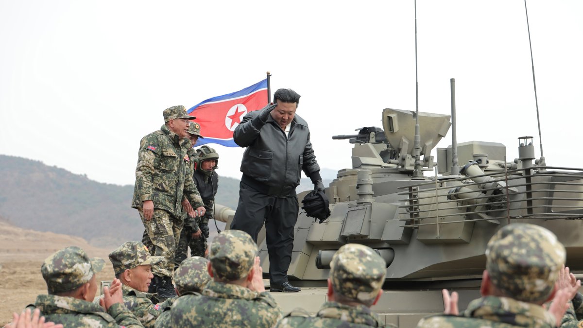 El gobernante norcoreano Kim Jong-un supervisa una práctica militar con el uso de un nuevo tanque.