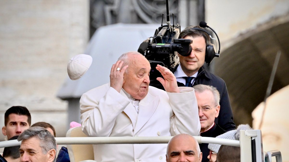 La mitra del Papa Francisco sale volando mientras asiste a su audiencia general en la Plaza de San Pedro, Ciudad del Vaticano, el 13 de marzo de 2024. EFE/ALESSANDRO DI MEO