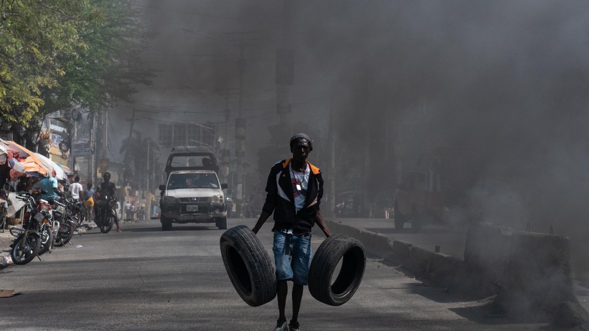 Haití vive una ola de violencia y caos que forzó la renuncia del primer ministro, Ariel Henry.