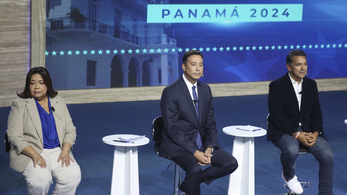 Los candidatos presidenciales Maribel Gordón (i), Melitón Arrocha (c), y Ricardo Lombana (d) del partido Movimiento Otro Camino participan durante un debate de candidatos a la Presidencia de Panamá.