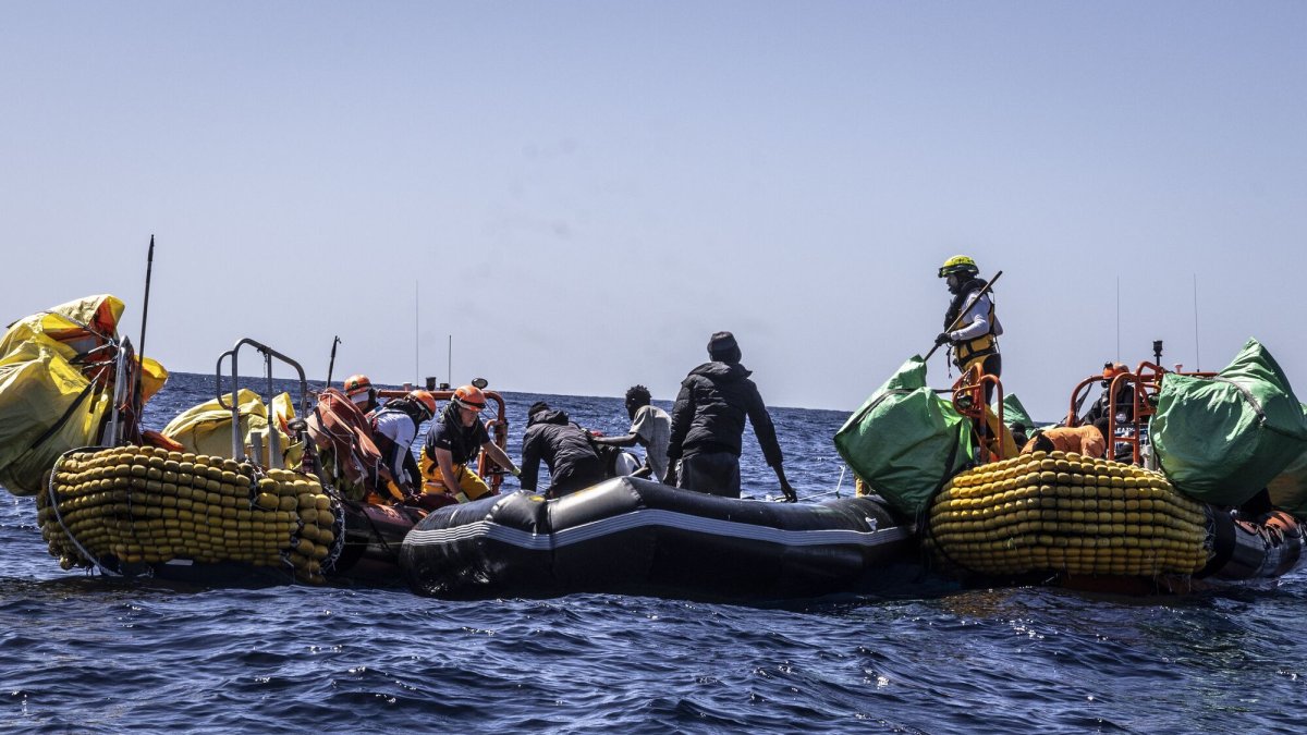 Al menos 60 personas, entre ellas varias mujeres y un niño, han muerto en un naufragio en el Mediterráneo, según han relatado los supervivientes rescatados en las últimas horas por el Ocean Viking,