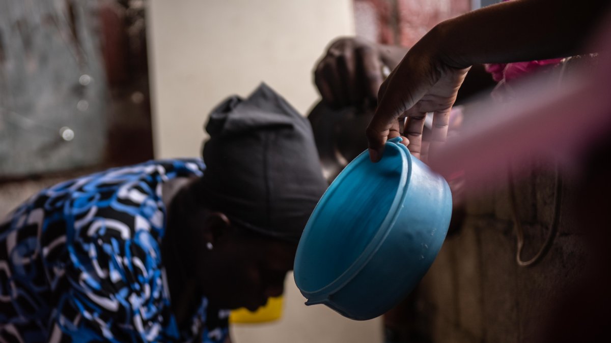 Archivo. Personas buscan alimentos en una calle de Delmas, en Puerto Príncipe