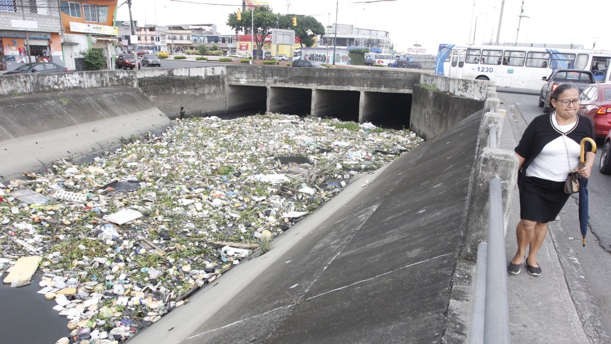 Hace unas semanas, tras una lluvia registrada en Guayaquil, así quedó el canal de aguas lluvias de Las Orquídeas.
