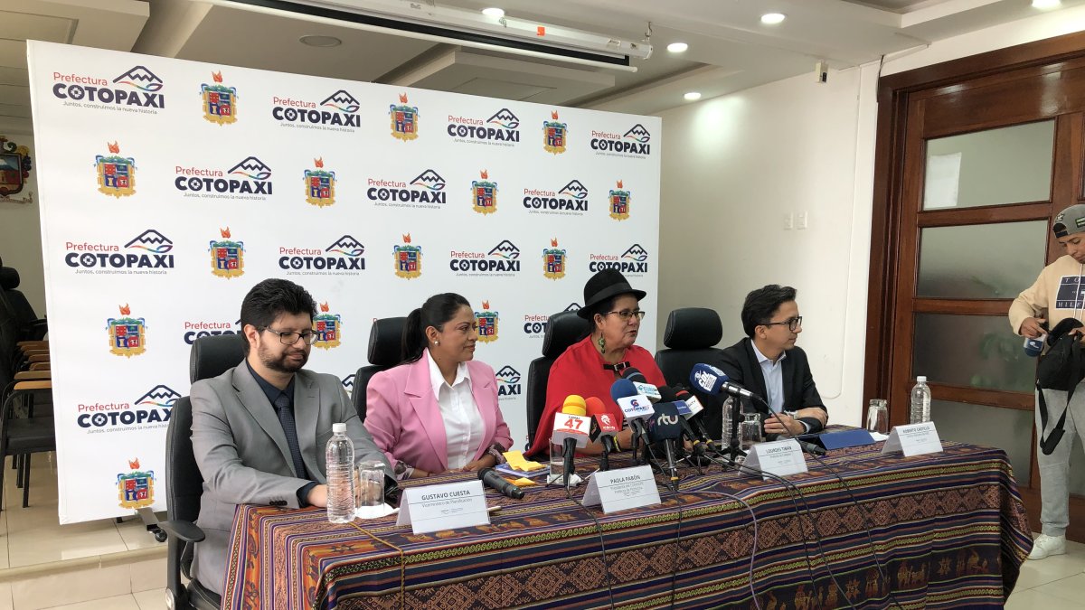 Acción. Durante la rueda de prensa desarrollada en Latacunga.