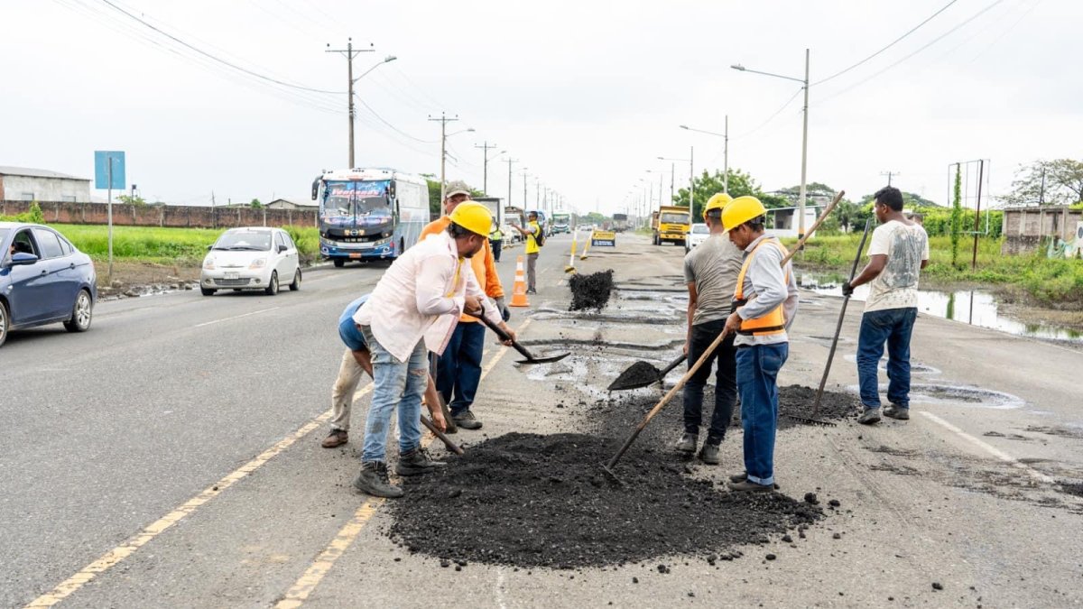 El bacheo se realizó en las zonas más afectadas en el tramo Babahoyo - Jujan
