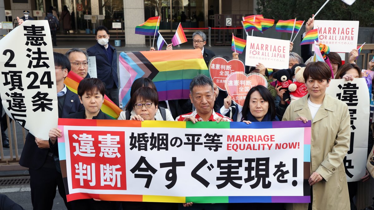 Los demandantes sostienen una pancarta después del fallo sobre el matrimonio entre personas del mismo sexo en el Tribunal de Distrito de Tokio