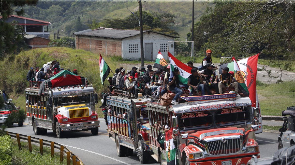 Indígenas se movilizan hacia la ciudad de Cali en la denominada Minga social y comunitaria.