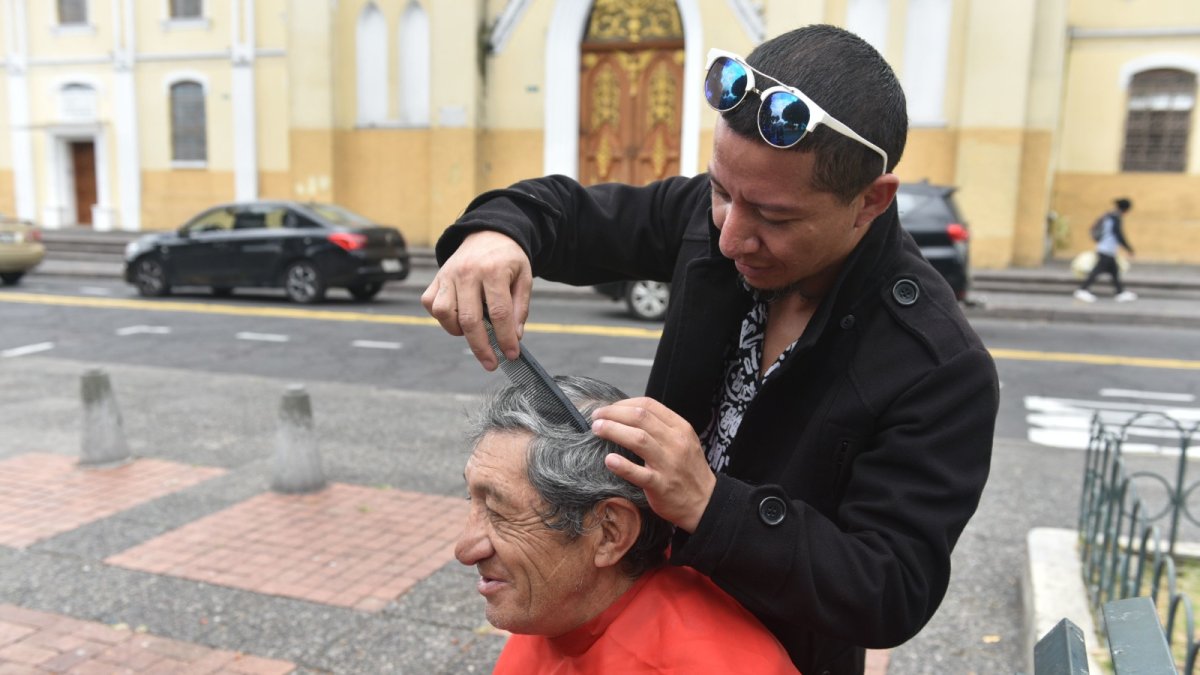 El barbero identifica las zonas donde existen personas en condición vulnerable. Los aborda, les pide su autorización y les hace un cambio de ‘look’.